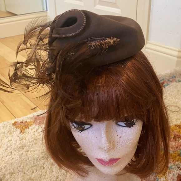 It’s a darling Accessories - Vintage ‘50 ‘s  brown felt hat
